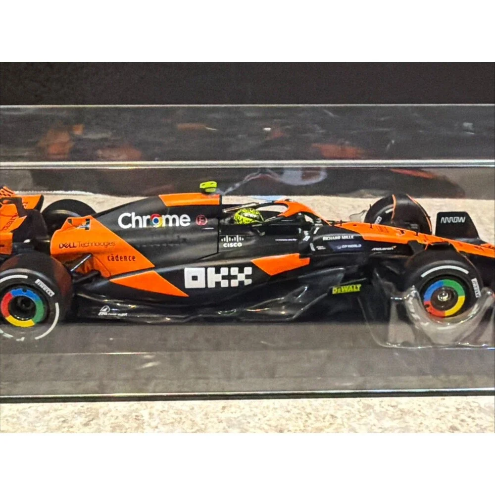 Bburago McLaren MCL38 Miami Grand Prix 2024 – Lando Norris #4  1:24 display case